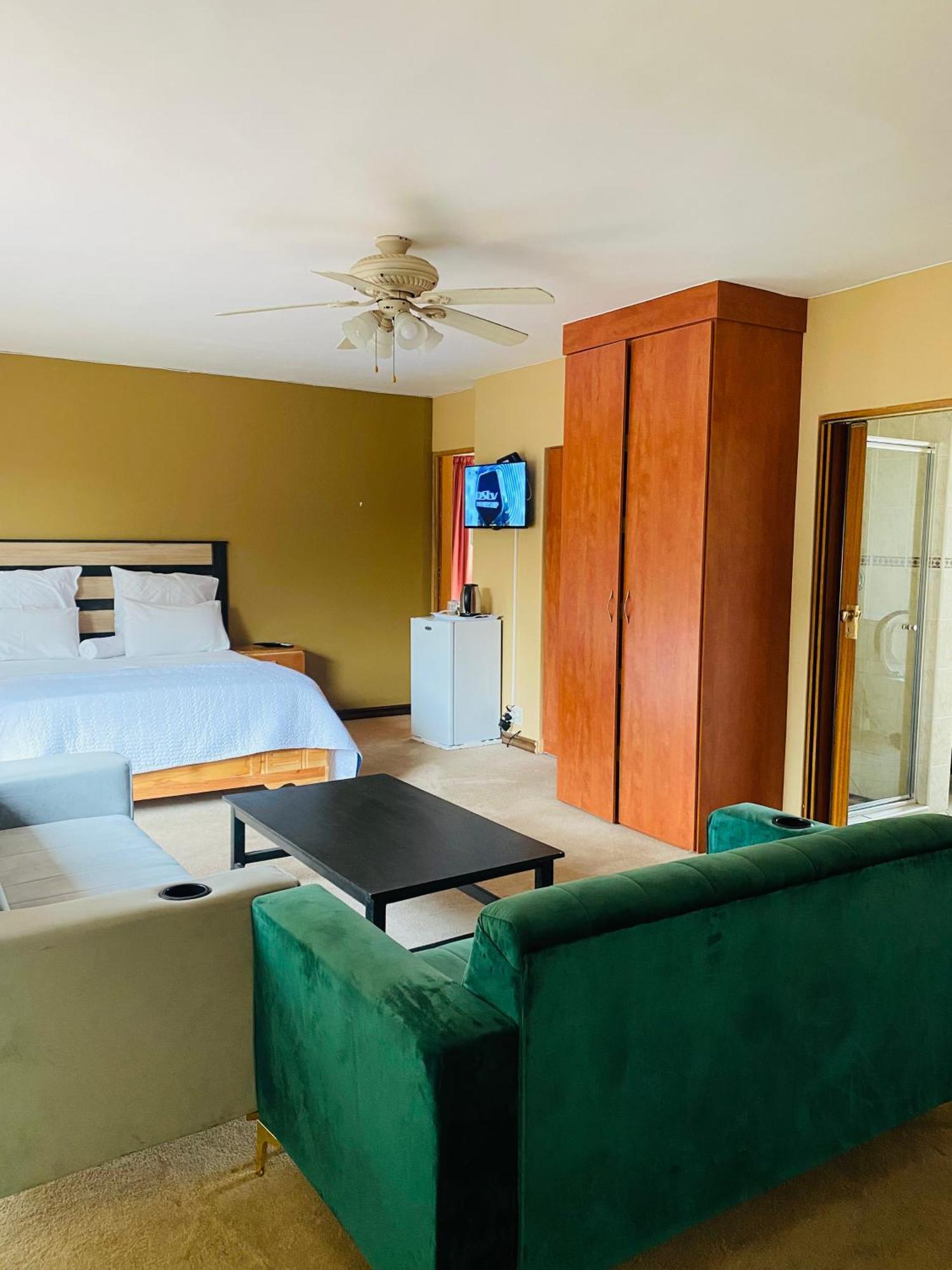 C And C Guest House/ Bed And Breakfast พริทอเรีย ภายนอก รูปภาพ