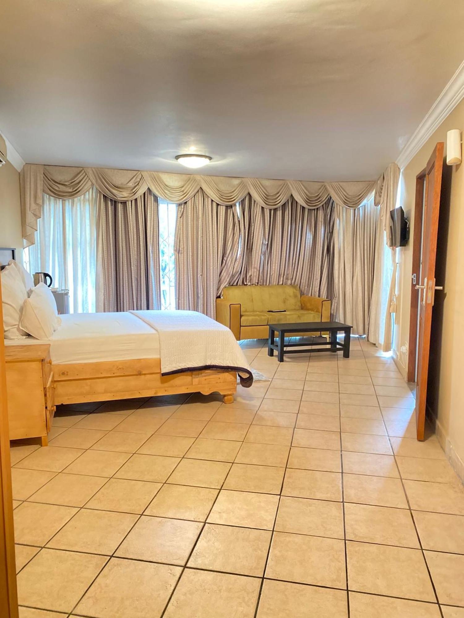 C And C Guest House/ Bed And Breakfast พริทอเรีย ภายนอก รูปภาพ